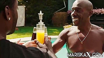 Немецкая шатенка в троём: большой зад, глотает, двойное проникновение