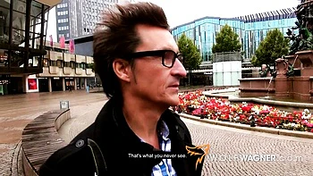 Jeune allemande prend grosse bite et jouit sur le cul