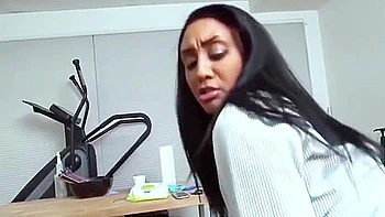 Milf noire de bureau se fait baiser en POV