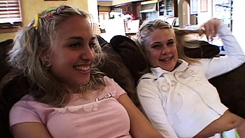 Trio de loiras adolescentes tiram a roupa e fodem