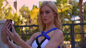 Dünne Teen Mazzy Grace reitet Schwanz im Doggy-Stil im Bett