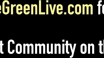 Kelly Divine y Maggie Green lamiendo tetas enormes y pussy