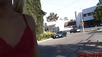 Goldie nua de 19 anos chupando e exibindo a buceta e bunda na rua