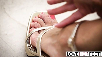 Natalie Grace leckt Zehen in heißem Fußfetisch-Trip