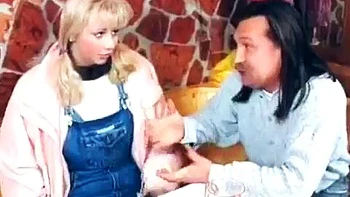 Блондинка с большими сиськами трахается в бане наездницей и сзади