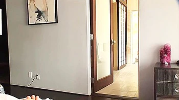 Amadora peituda exibe tetas enormes e bunda