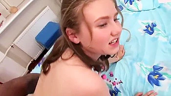 Brünette Teen wird mit großem Schwanz anal gefickt