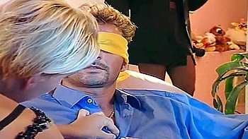 Selen De Rosa wird im Büro doppelt anal gefickt