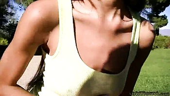 Truelove masturbando e mexendo o cu ao ar livre