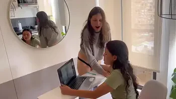 Dejo la Cámara de la reunión de trabajo mientras mi novia me lame el coño.