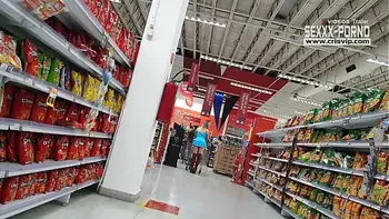 Loira gostosa sem calcinha no supermercado
