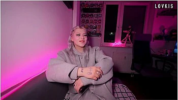 Fucked The Alt-girl Courier To Pay For The Order - Lovkis