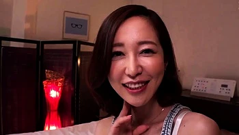 Asian masseuse fetish babe gives blowjob to her lucky client