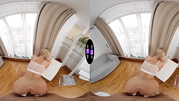Blond bombshell Naomi takes control in a VR fantasy