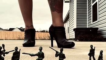 Dreaxoxo - Giantess Defeats Army FemDom