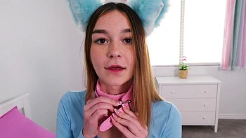 A young artist, Della Cate, tries to please her dominant boyfriend Jay Rock