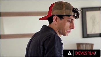 Milf Redhead Stepmom Caught Her Stepson Fapping And She - Lauren Phillips